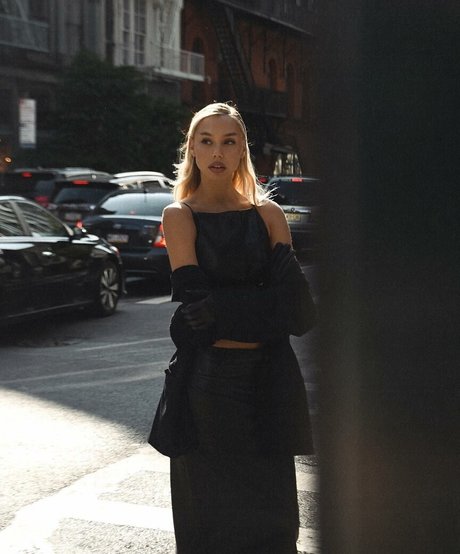 Alexis Ren