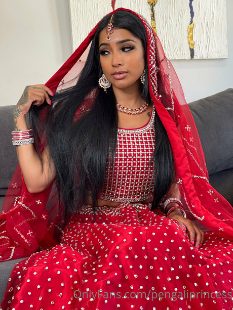 Yasmina Khan