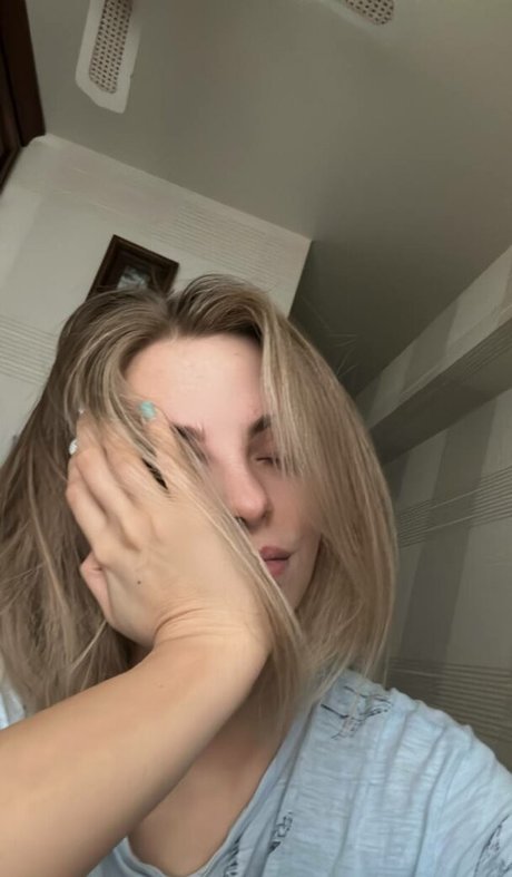 Photo nue de fuite OnlyFans de Busya18plus