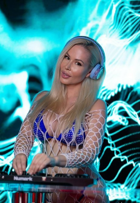 Samantha XO Swinger DJ