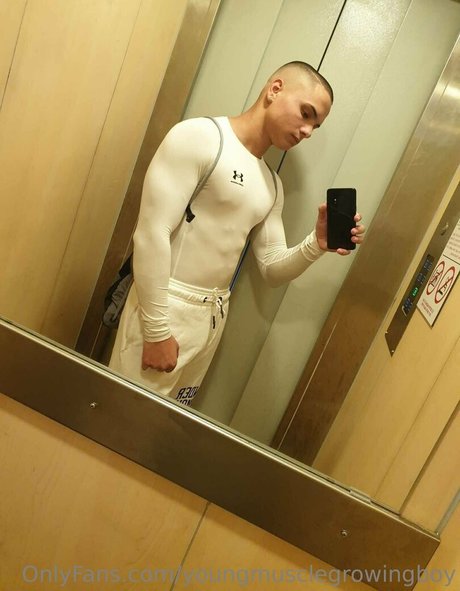 Photo nue de fuite OnlyFans de Youngmusclegrowingboy
