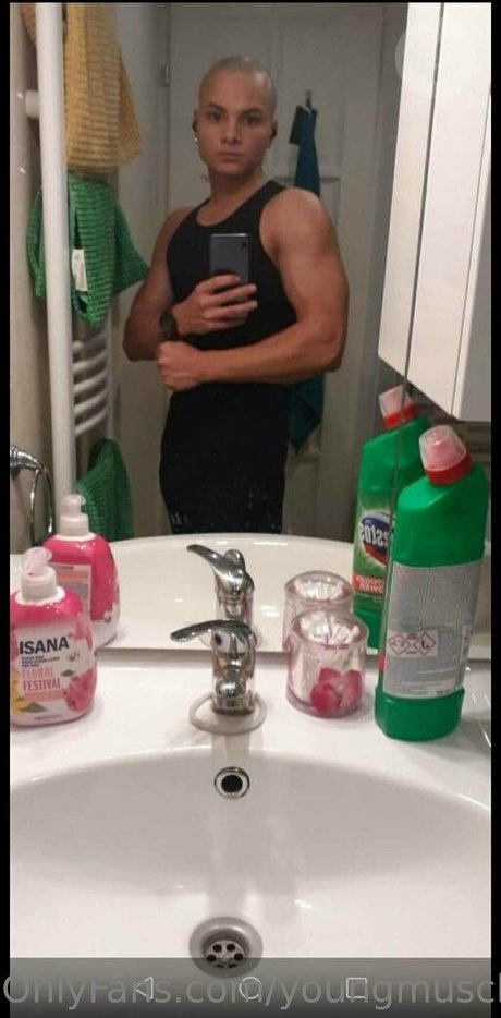Photo nue de fuite OnlyFans de Youngmusclegrowingboy