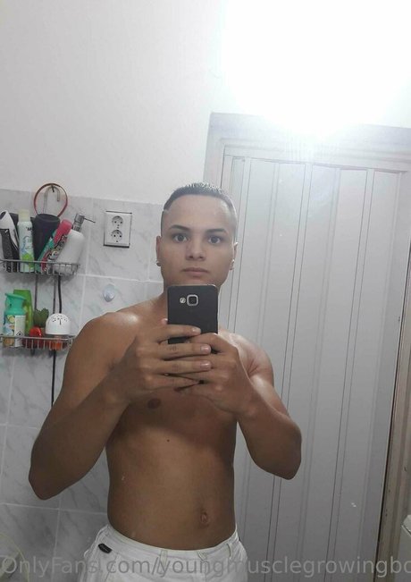 Photo nue de fuite OnlyFans de Youngmusclegrowingboy