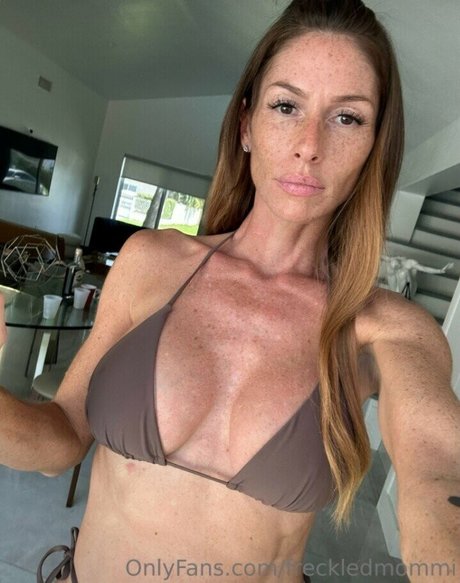 Photo nue de fuite OnlyFans de Freckledmommi