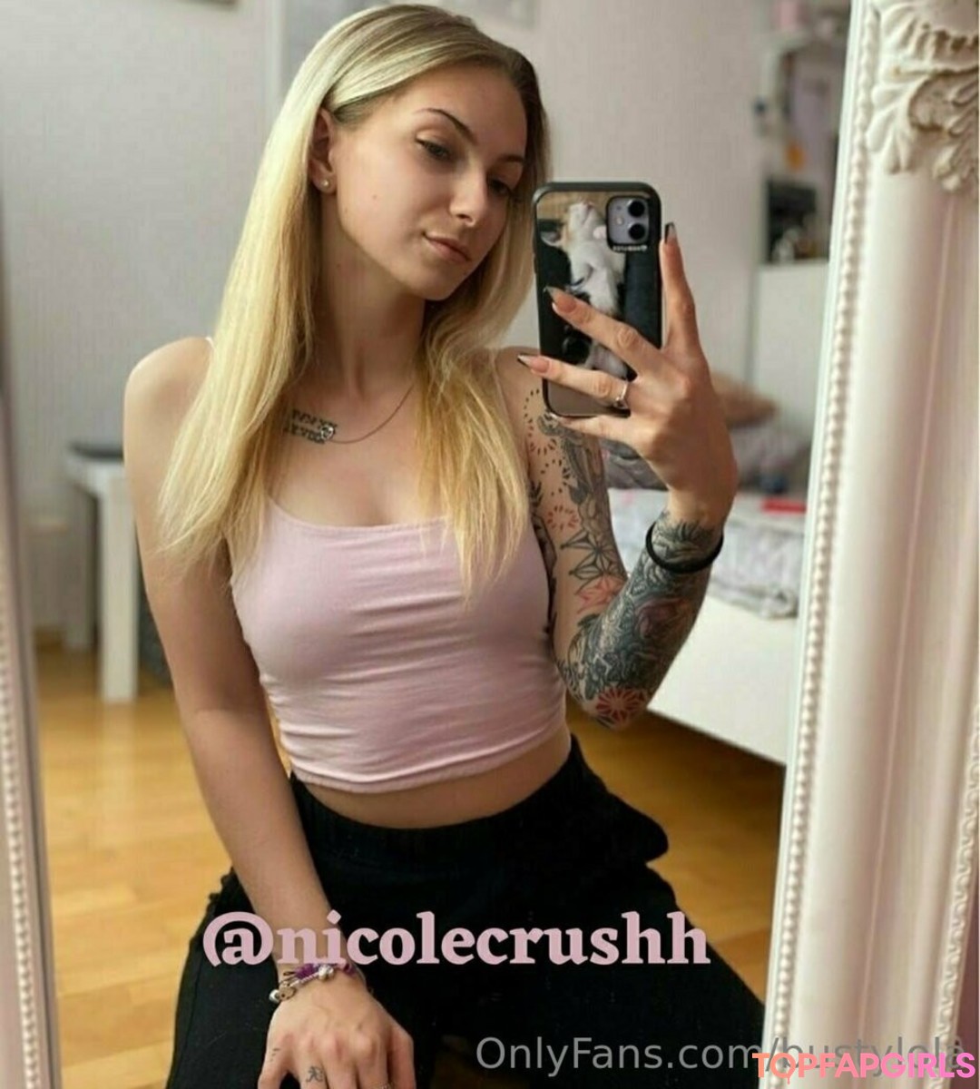 Photo nue de fuite OnlyFans de Bustylola #1005