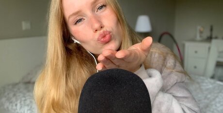 Nadine von relaxASMR