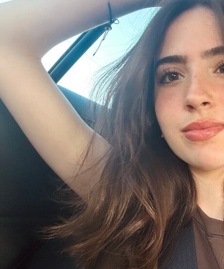 Gabriela Bee