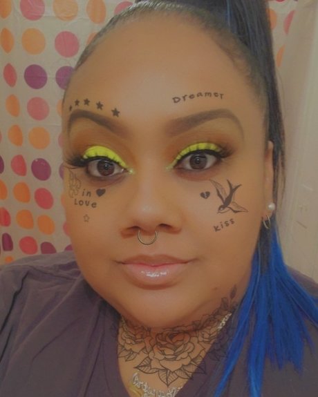 Photo nue de fuite OnlyFans de Lookatmyhellokitty