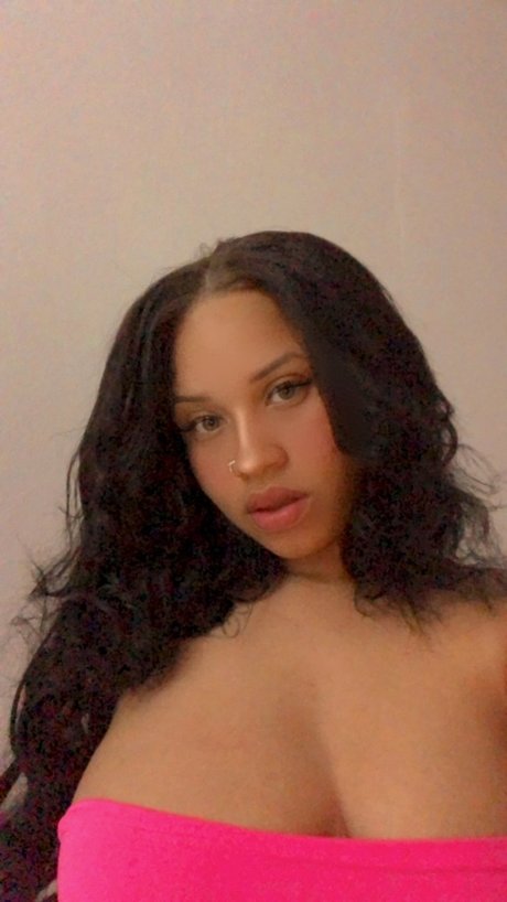 Photo nue de fuite OnlyFans de Lunaomy