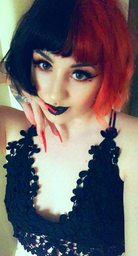 Photo nue de fuite OnlyFans de Luciferslildoll
