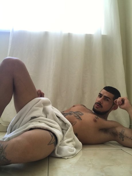 Photo nue de fuite OnlyFans de Luciano Queiroz