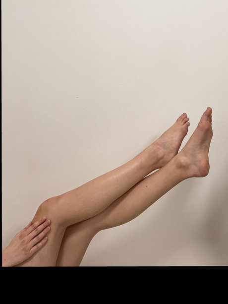 Photo nue de fuite OnlyFans de Sexy And Magical Feet Ampamp Legs