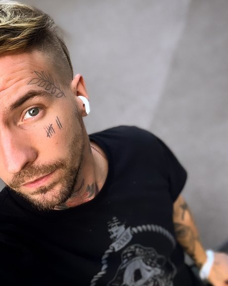 Photo nue de fuite OnlyFans de Michael Schmid Top 23