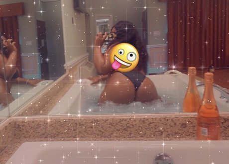 Photo nue de fuite OnlyFans de Mzmama