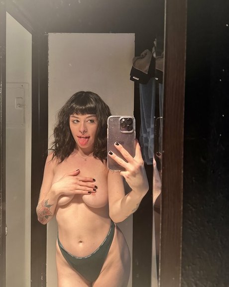 Photo nue de fuite OnlyFans de Strawberrybb