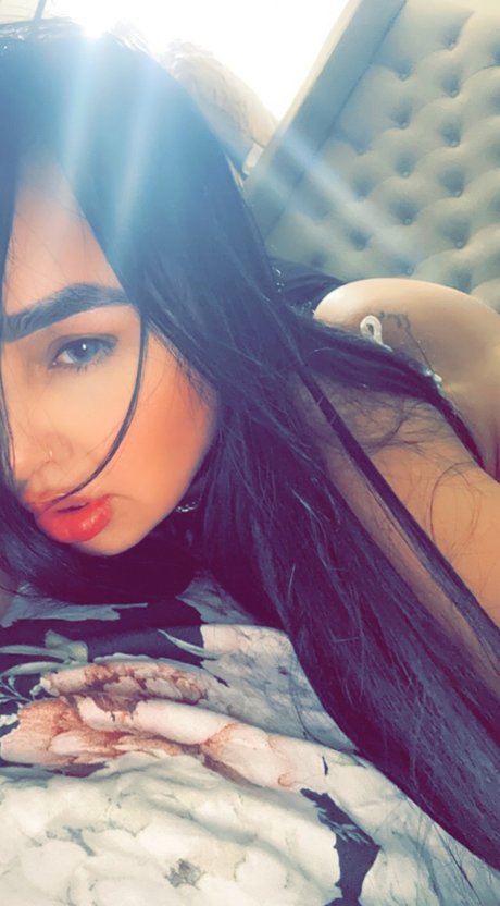Photo nue de fuite OnlyFans de Officialelaiine