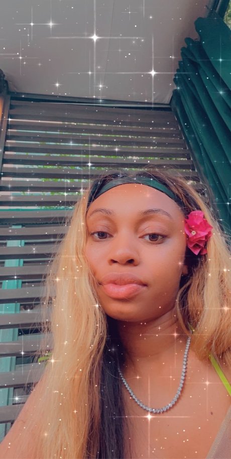 Photo nue de fuite OnlyFans de Platinum Diamond Lips