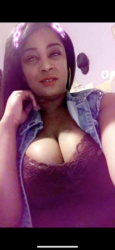 Photo nue de fuite OnlyFans de Prettyoneinmil