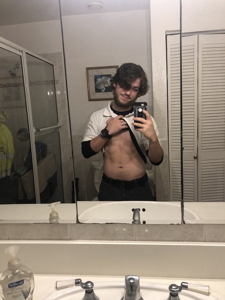 Photo nue de fuite OnlyFans de John Marshall