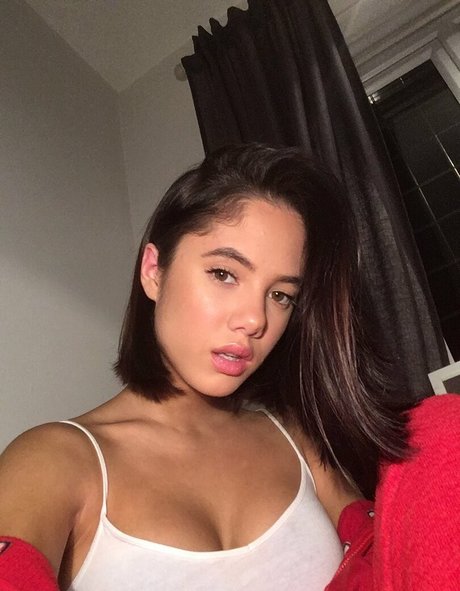 Photo nue de fuite OnlyFans de Saoirse Alicia Behzadi