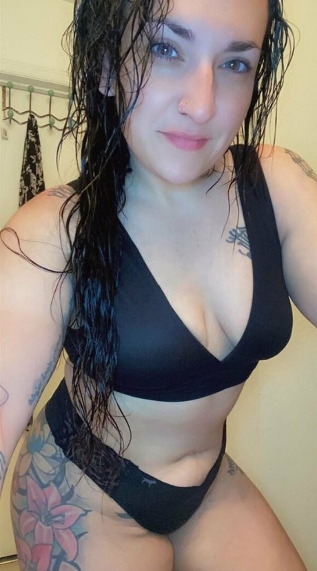 Photo nue de fuite OnlyFans de Itsmellybaybee