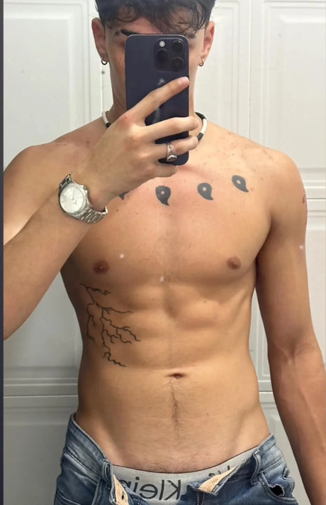 Photo nue de fuite OnlyFans de Hot Boy Latino 18
