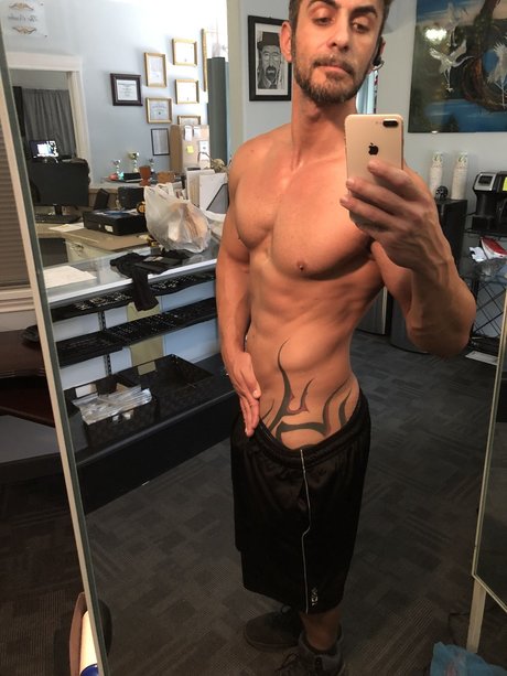 Photo nue de fuite OnlyFans de Traveling Tattoo Artist