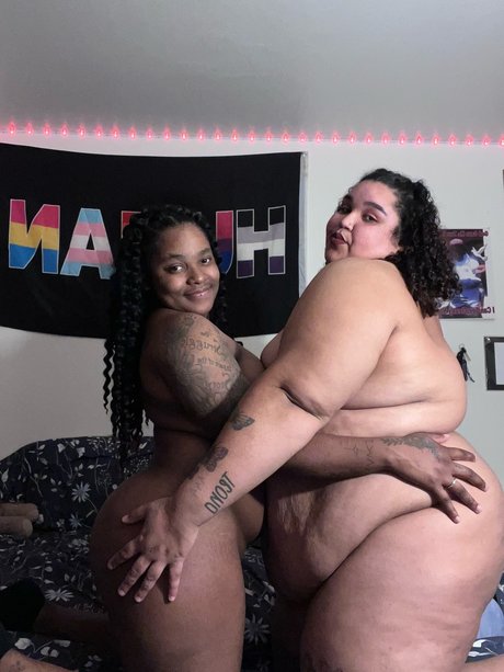 Photo nue de fuite OnlyFans de Honeypotwives 