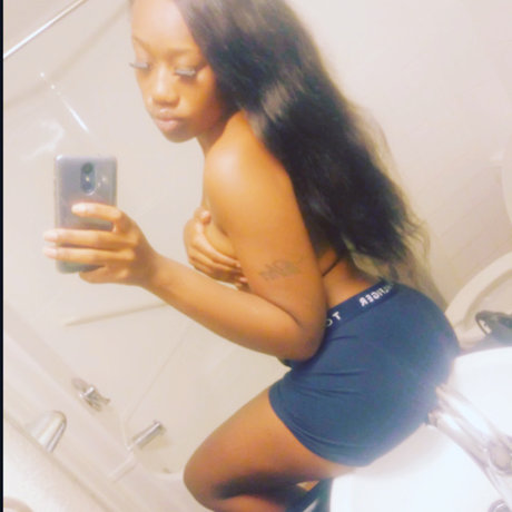 Photo nue de fuite OnlyFans de Juicy Lips Dezzy