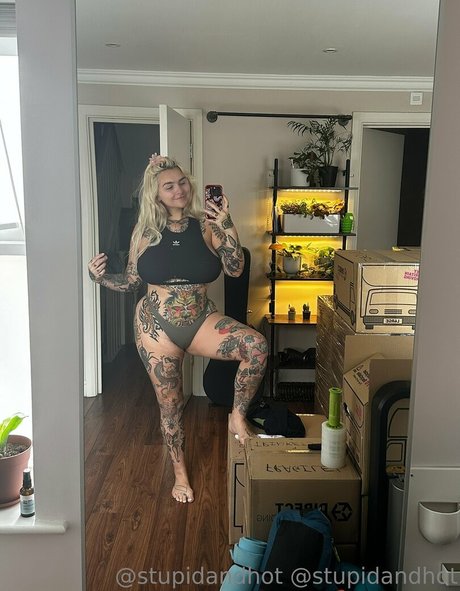 Photo nue de fuite OnlyFans de Stupiderandhotter