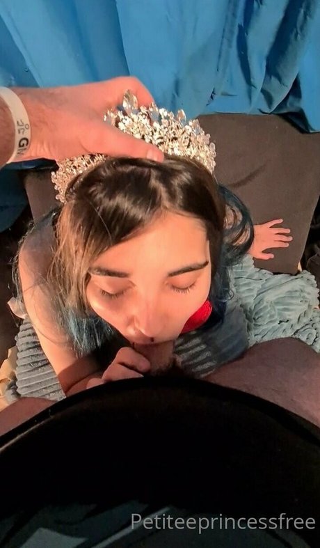 Photo nue de fuite OnlyFans de Petiteeprincessfree