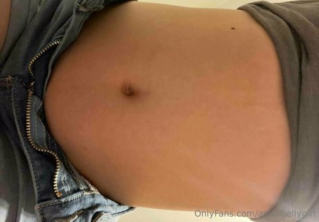 Photo nue de fuite OnlyFans de Asianbellygirl