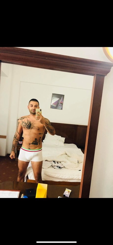 Photo nue de fuite OnlyFans de Ionut Gabriel