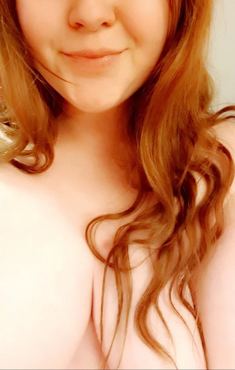 Photo nue de fuite OnlyFans de  Curvy Norwegian Redhead 