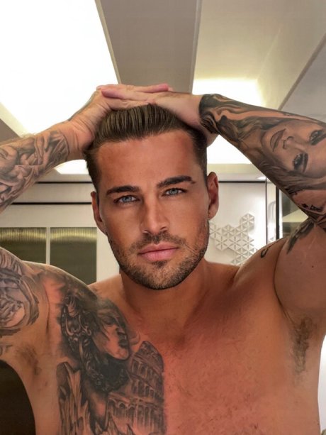 Photo nue de fuite OnlyFans de Carl Woods