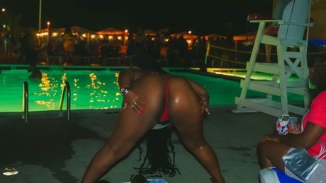 Photo nue de fuite OnlyFans de Officialneshhhhh