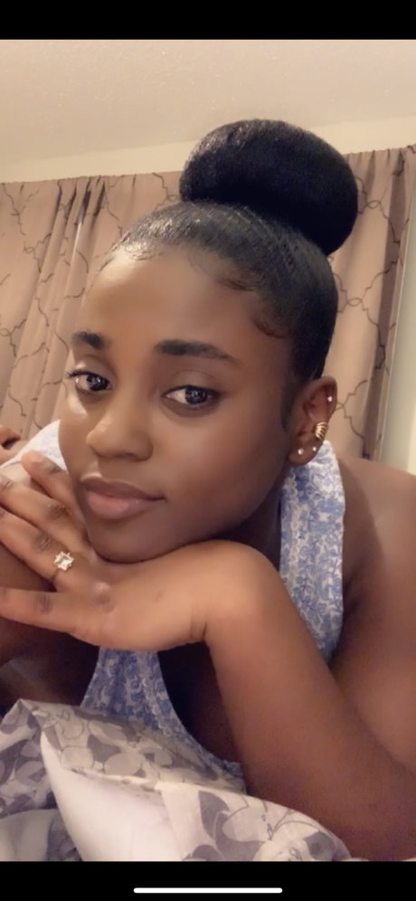 Photo nue de fuite OnlyFans de Chocolate  Strawberry 