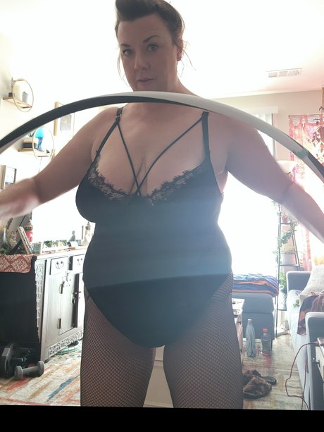 Photo nue de fuite OnlyFans de Hot Hula Hooping With Helga