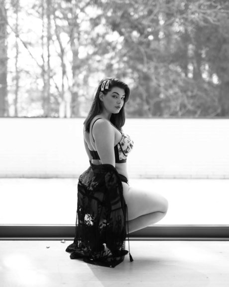 Galle Curvy Model
