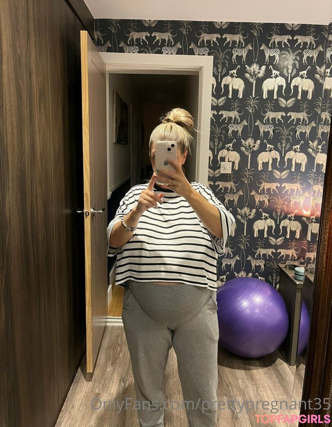 Photo nue de fuite OnlyFans de Prettypregnant35 #180 Photo nue de fuite OnlyFans de Prettypregnant35 #180