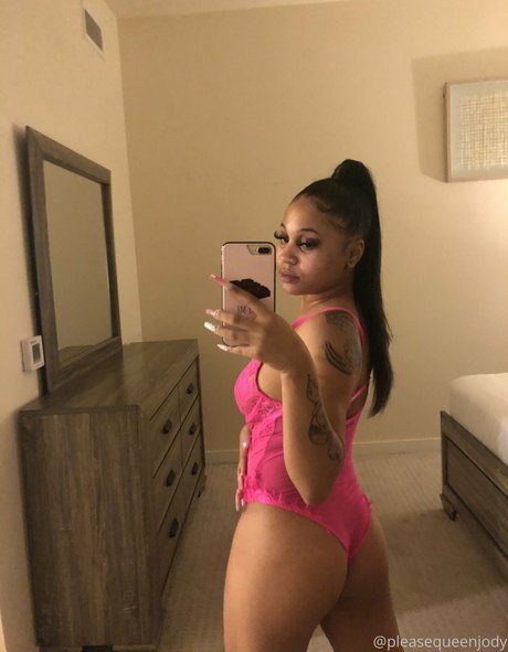 Photo nue de fuite OnlyFans de Officiallyariaa