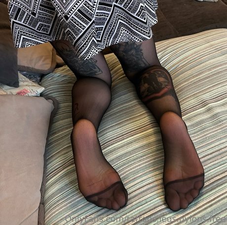 Photo nue de fuite OnlyFans de Tattooslegsnylonsfree