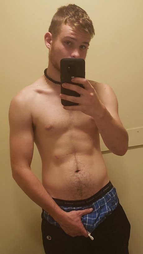 Photo nue de fuite OnlyFans de Chillin In The Backwoods