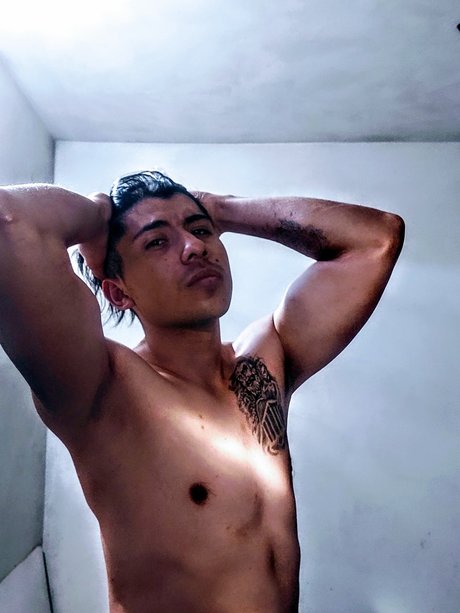 Photo nue de fuite OnlyFans de Alo