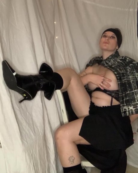 Photo nue de fuite OnlyFans de Albtraumaufzweibeinen