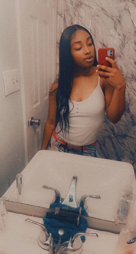 Photo nue de fuite OnlyFans de Sneakypeaks