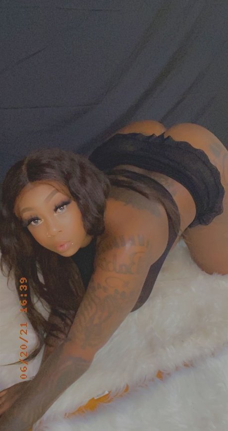 Photo nue de fuite OnlyFans de Dark N Lovely Savage