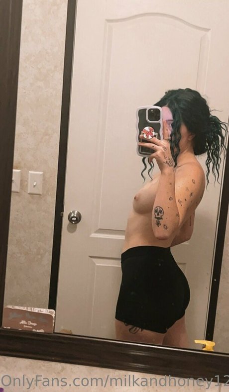 Photo nue de fuite OnlyFans de Milkandhoney1201