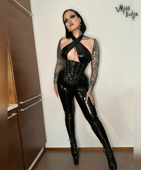 Photo nue de fuite OnlyFans de Misseviliafree