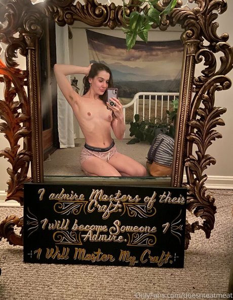 Photo nue de fuite OnlyFans de Doesnteatmeat